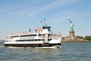 ¿Cuál es el ferry oficial que visita la Estatua de la Libertad?