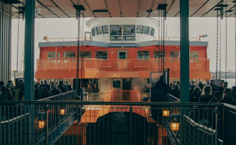 ¿Cómo se ve la Estatua de la Libertad desde el Ferry de Staten Island?